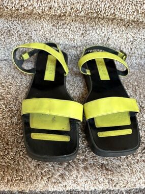 Gucci Women’s Lime Green and Black Square-Toe Leather Strap Sandals